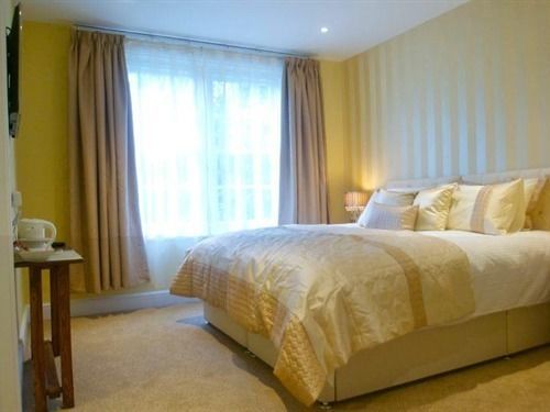 The Crown At Broad Hinton Hotell Eksteriør bilde
